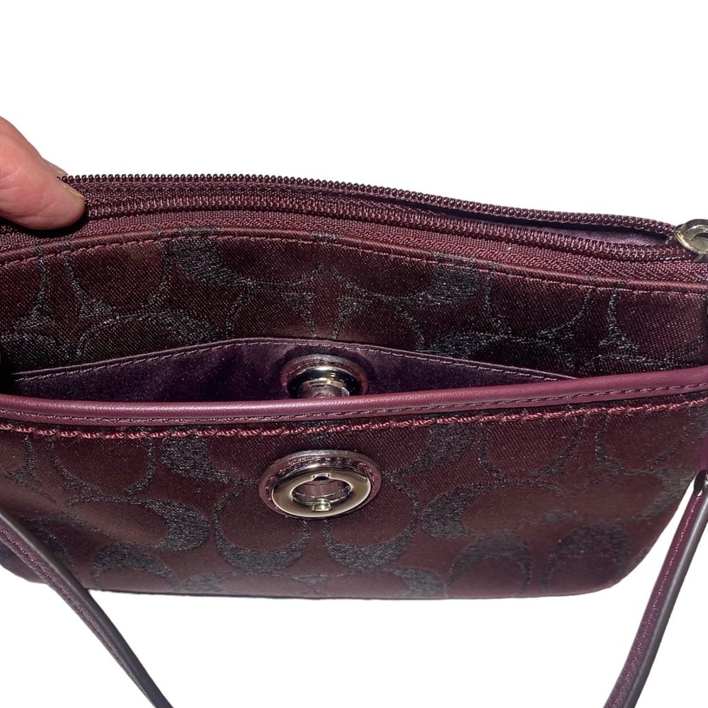 Coach Burgundy Merlot Signature Jacquard Zip Wristlet Turn Lock - Picture 3 of 11